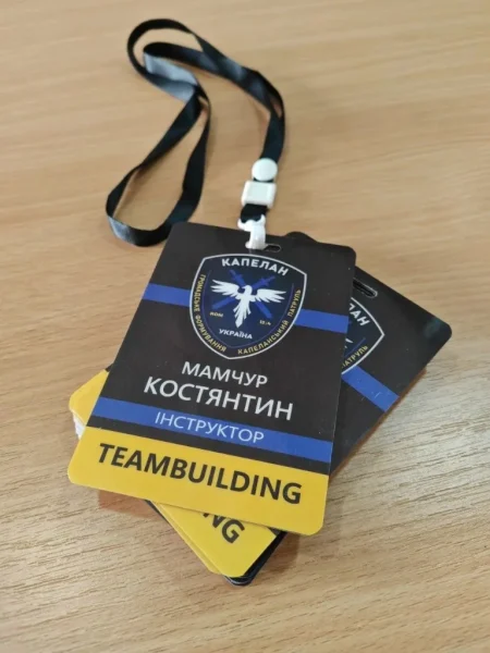 Класичні бейджі з іменами, ламінацією та слотом під кліпсу
